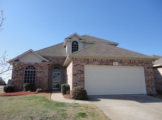 1001 Castle Top Dr, Fort Worth, TX 76114
