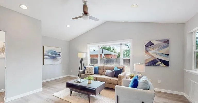 841 W 70th Pl — Photo 9