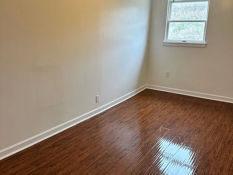 Unique 2 Bedroom 1 Bathroom Garden Apartments — Photo 10