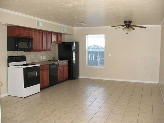 Kitchen & Breakfast Area
