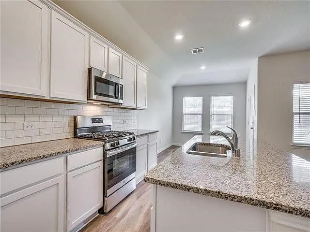 910 Spruce Ln — Photo 4