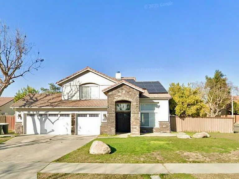 586 Huntington Ct — Photo 1
