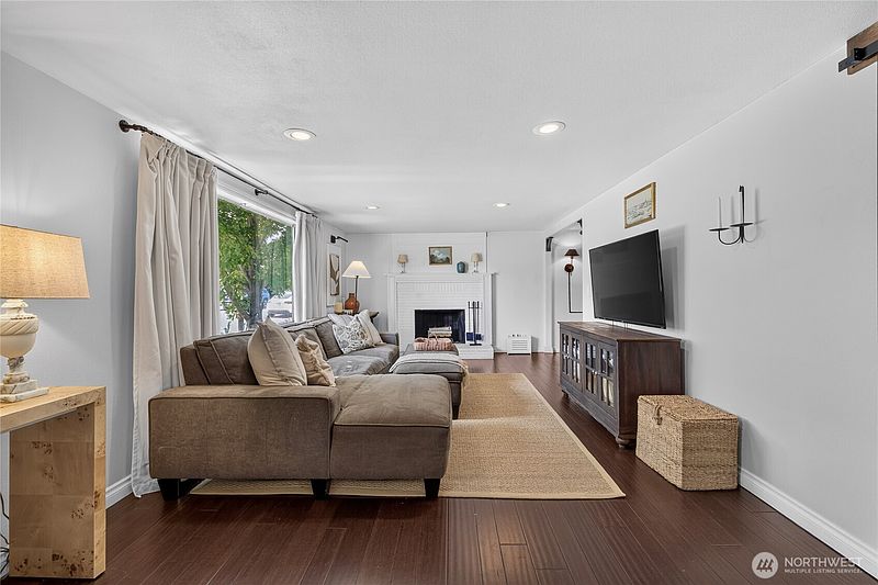 5th image of 95 Fuller Street