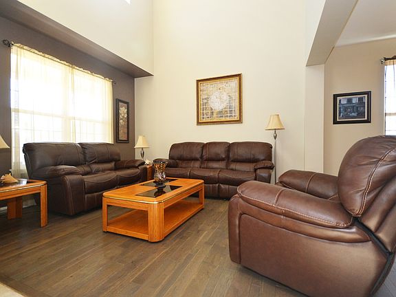4th image of 819 Willow Ct