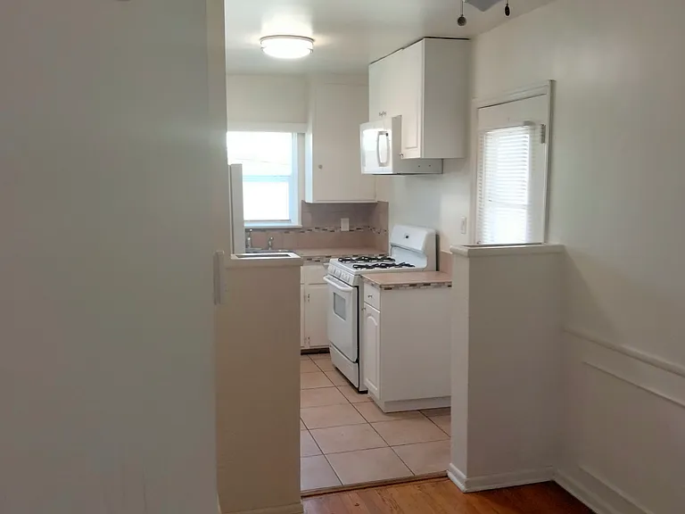 1422 N Hollywood Way — Photo 9