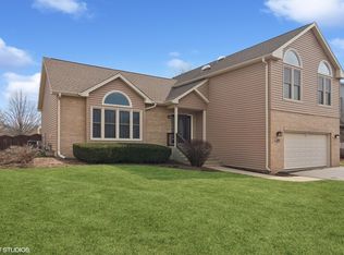 280 Hidden Creek Rd, Lake Zurich, IL 60047