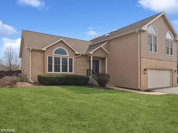 280 Hidden Creek Rd, Lake Zurich, IL 60047