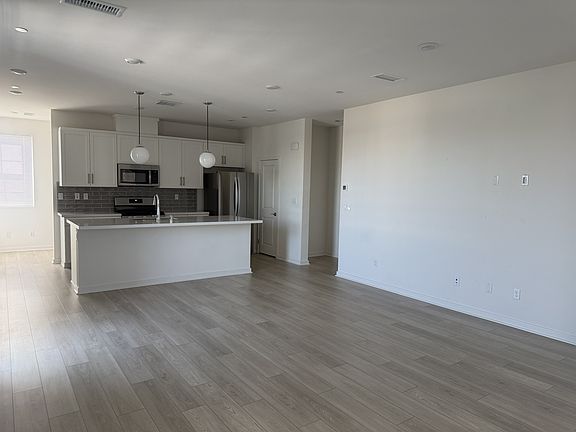 3rd image of 4492 S Bryant Paseo