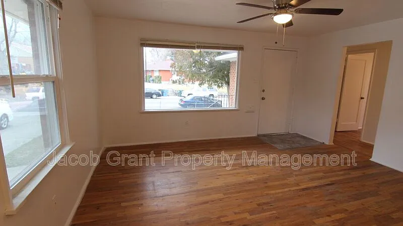 4 bed, 2.0 bath, 1400 sqft, $1,325 — Photo 2
