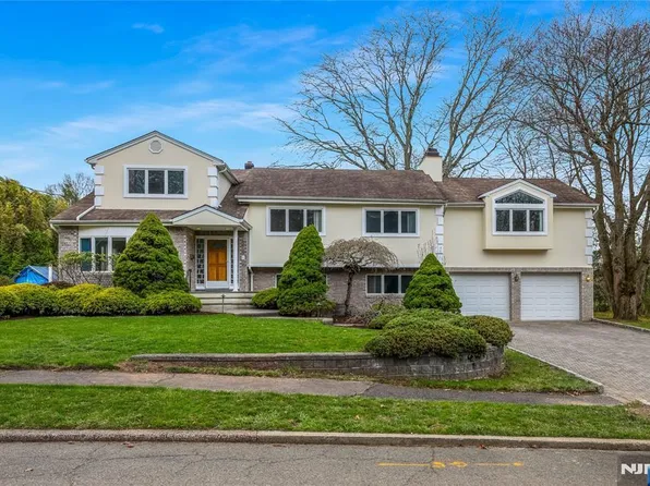 31 Collins Ave, Closter, NJ 07624