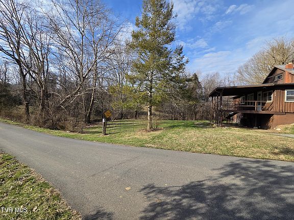5th image of 100 Eisenhower Rd