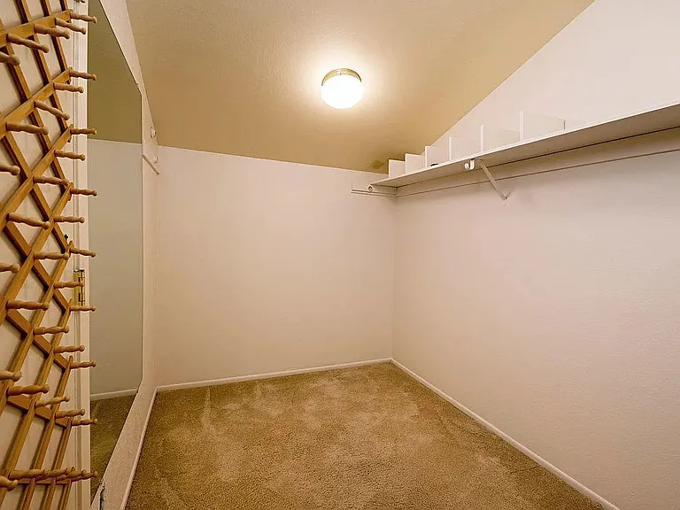 2051 Cliff Dr #18 — Photo 17