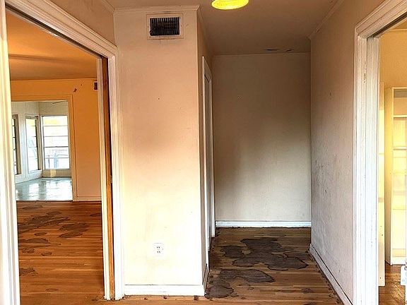 3rd image of 2204 Douglas Dr