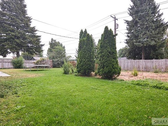 5th image of 160 E 17th St