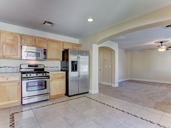 4th image of 2490 Begonia Valley Ave