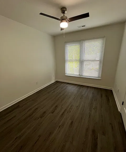 Oak Square Apartments — Photo 17