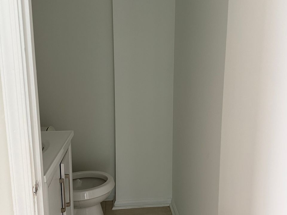 1st image of 447 Windsor Dr