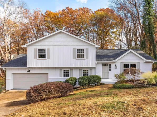 1104 Fieldstone Dr, Hixson, TN 37343