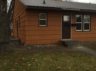 807 S 10th St, Grand Forks, ND 58201