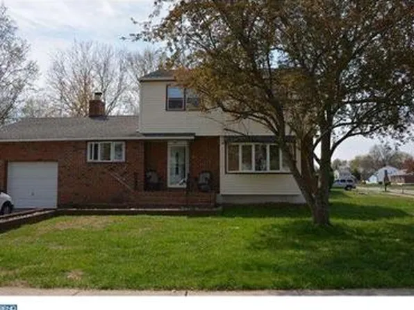 2 Skelton Dr, New Castle, DE 19720