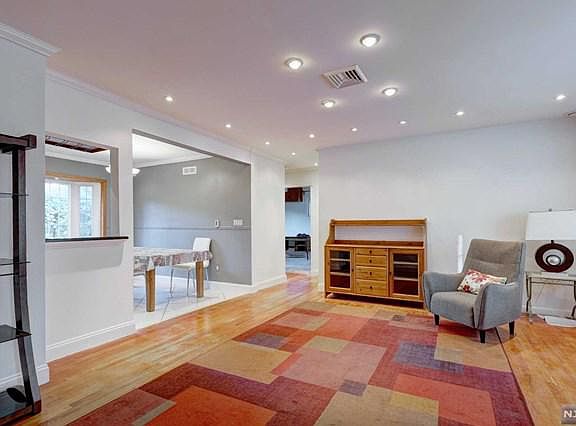 4th image of 9-05 Arnot Pl