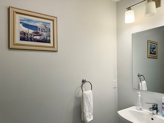 4th image of 60-60A Danforth St