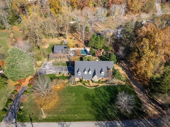 725 Friar Tuck Ln, Cookeville, TN 38501