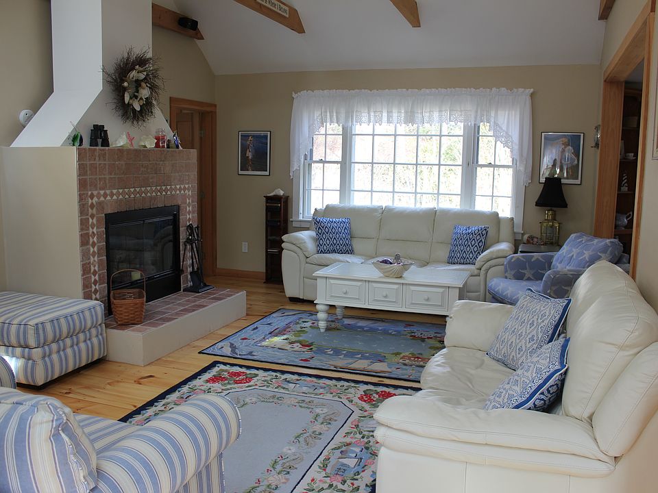 1st image of 7 Clover Hill Dr