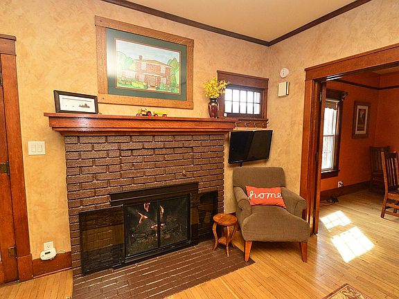 Living Room- gas fireplace