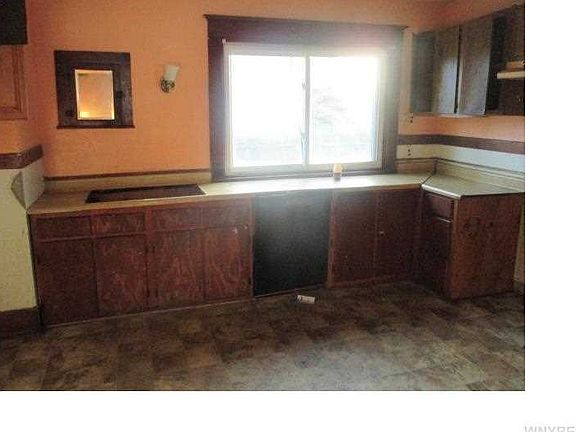 3rd image of 128 Hinman Ave
