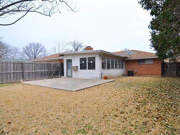 3rd image of 2103 Chippendale Dr
