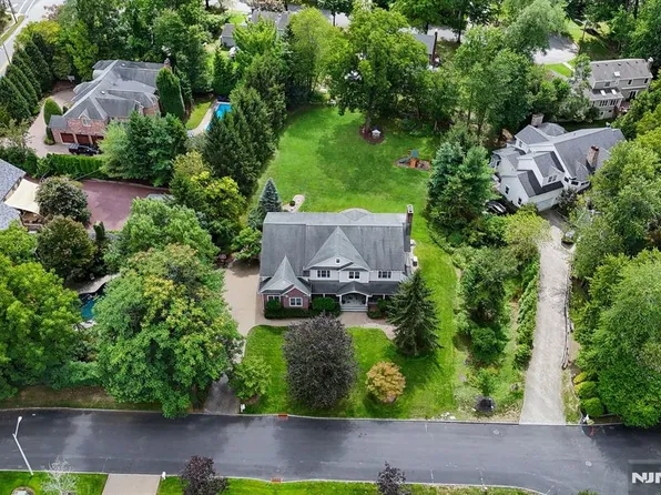 6 Lauren Pond Ct, Demarest, NJ 07627