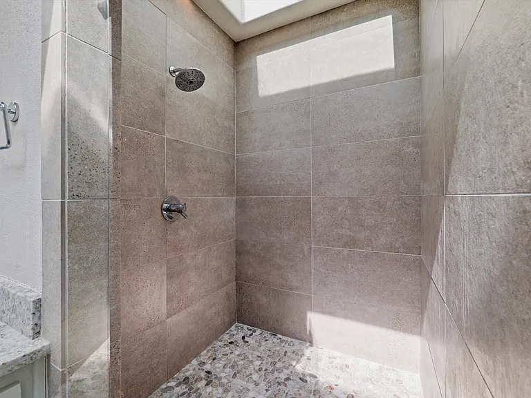 207 Adrian Dr — Photo 16