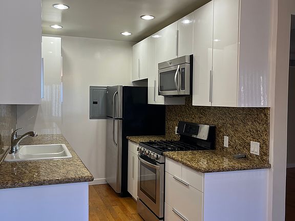 STAINLESS STEEL APPLIANCES:
REFRIGERATOR, STOVE, DISHWASHER & MICROWAVE
GRANITE COUNTERTOPS