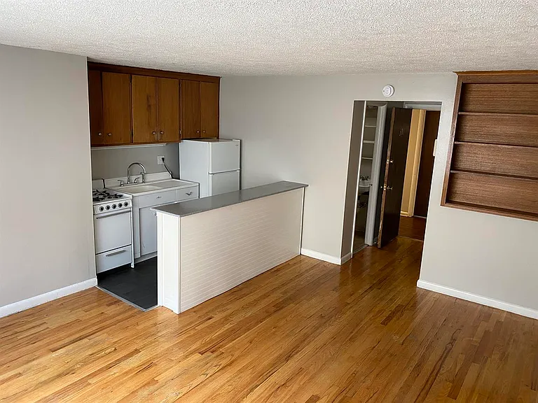 Corona Manor Apartments — Photo 3