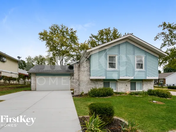 1226 Treetop Village Dr, Ballwin, MO 63021