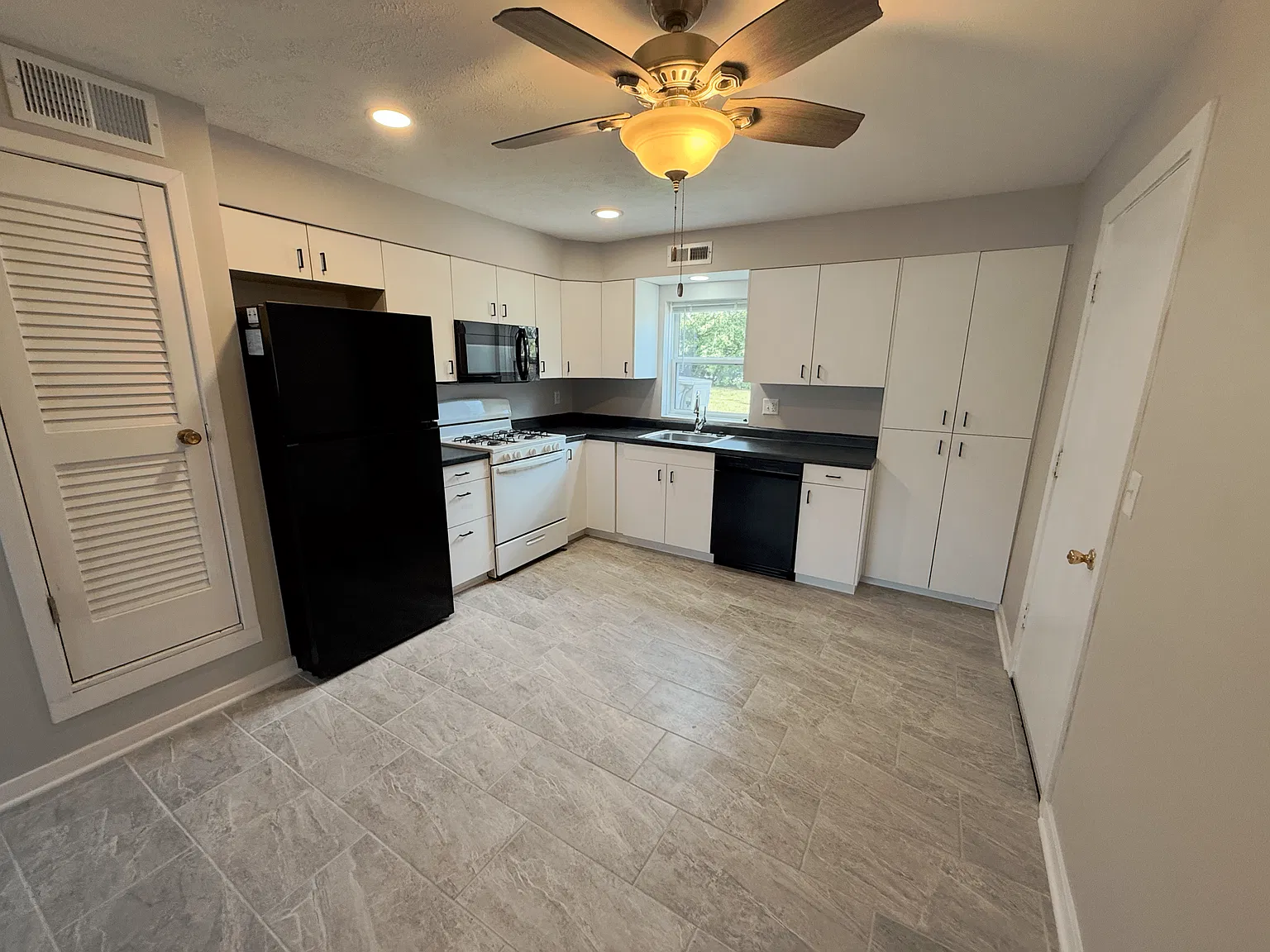 3 bed, 1000 sqft, $1,695 — Photo 4