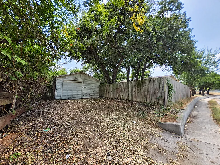 558 Harrison Ln — Photo 4
