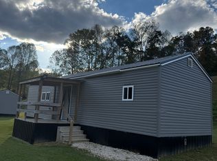 225 Pryor Fork Rd, Campton, KY 41301