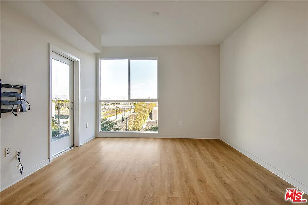 2 bed, 2.0 bath, 810 sqft, $4,195 — Photo 3