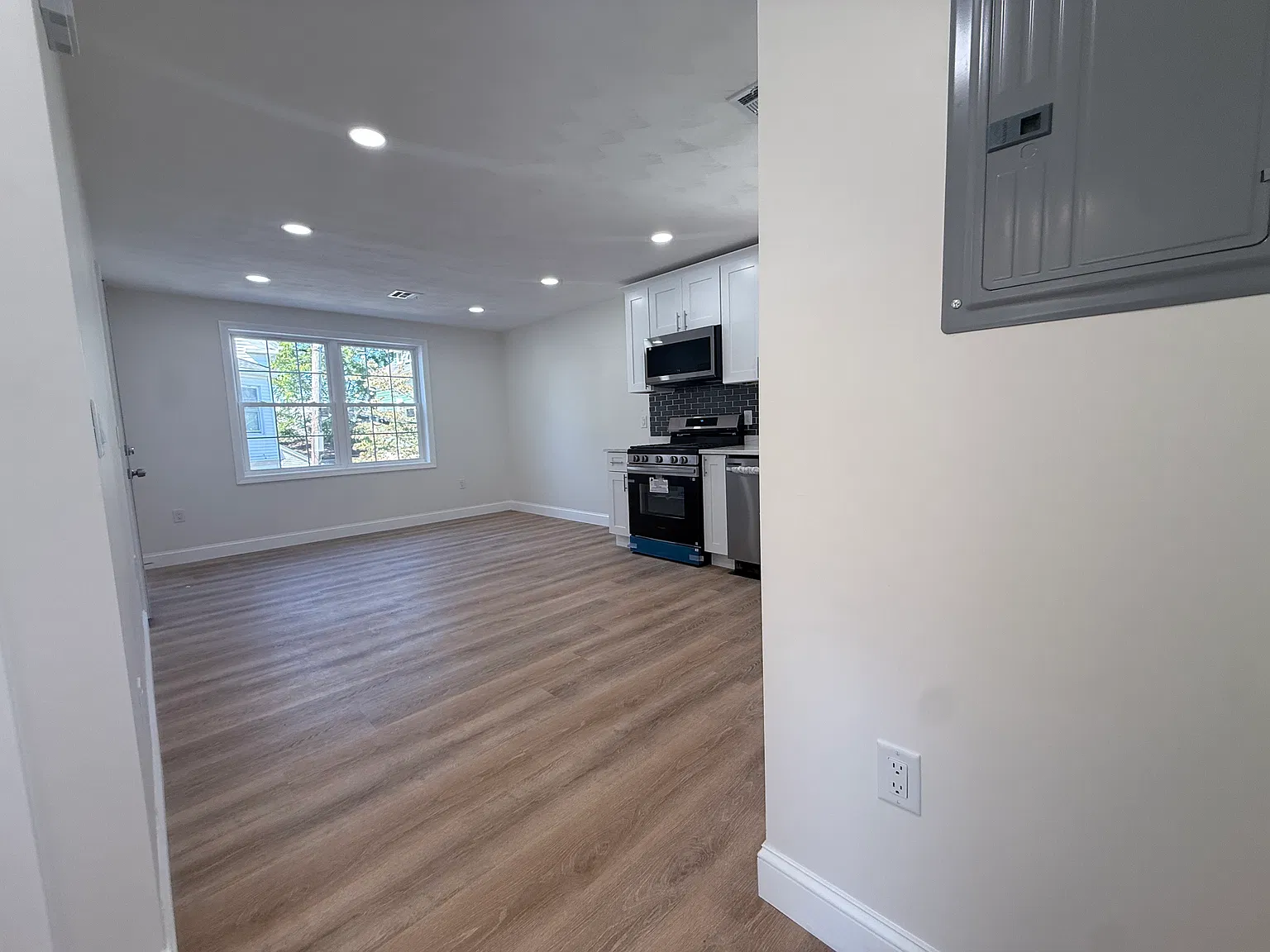3 bed, 800 sqft, $2,250 — Photo 2