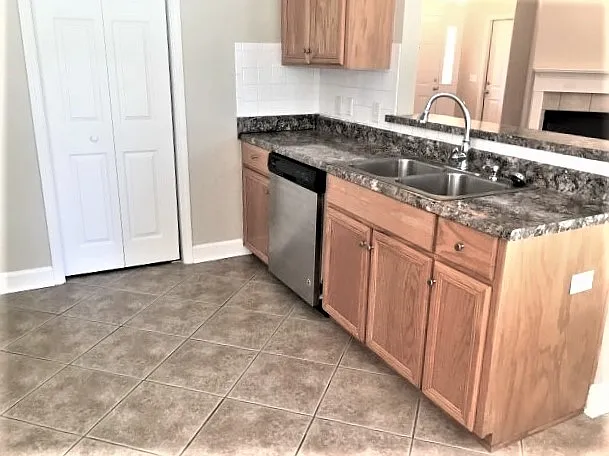 3 bed, 2.0 bath, 1462 sqft, $2,100 — Photo 2