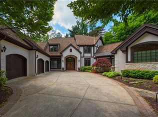 8 Westhampton Dr, Rocky River, OH 44116