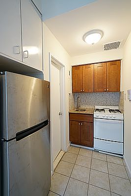 3rd image of 237 E 60th St APT 3R