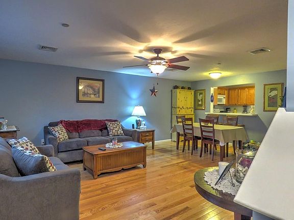 2nd image of 6 Colebrook Blvd Unit 6