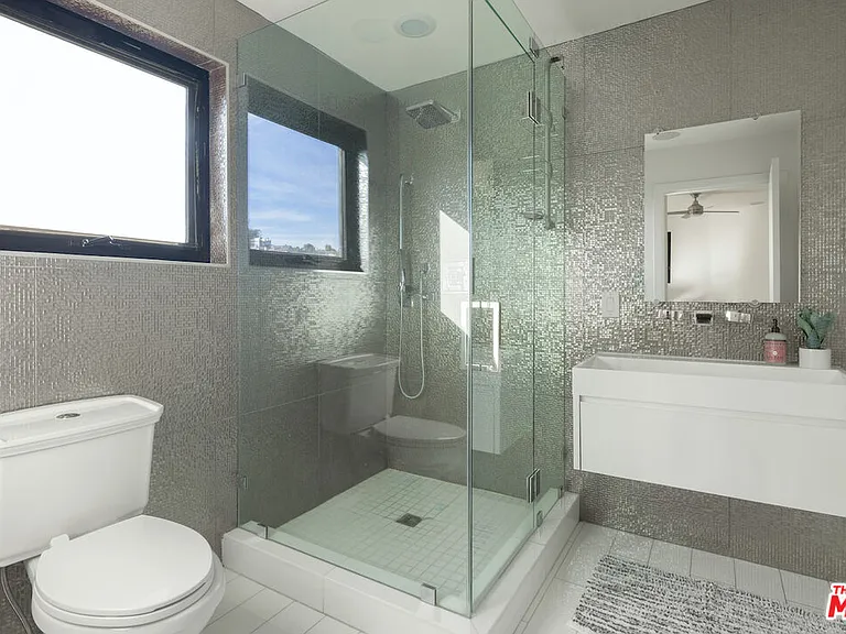 2231 Sunset Plaza Dr — Photo 25