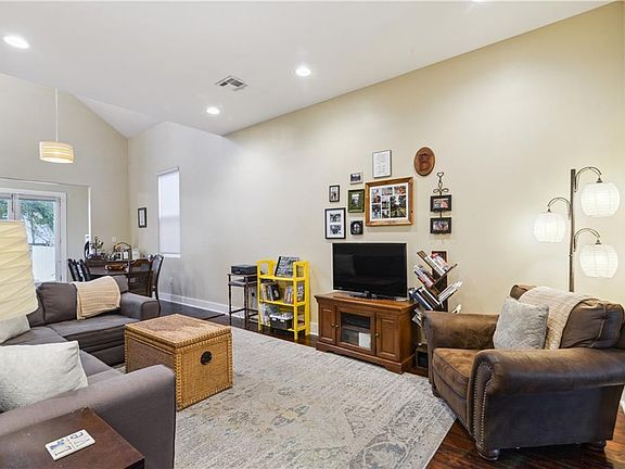 4th image of 2213 Valence St