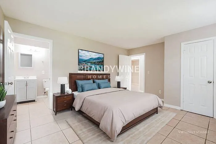 700 E 7th St — Photo 11