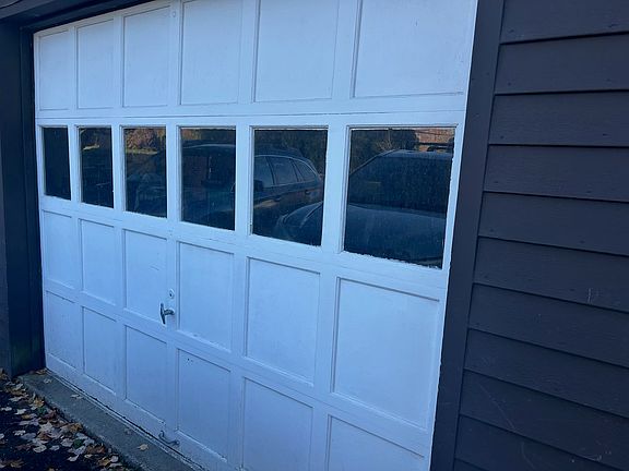 Garage bay included in studio rental