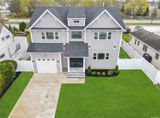 215 Blueberry Ln, Hicksville, NY 11801